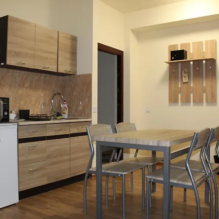 Barathegyi Panzio Es Elmenypark Bed & Breakfast 3*
